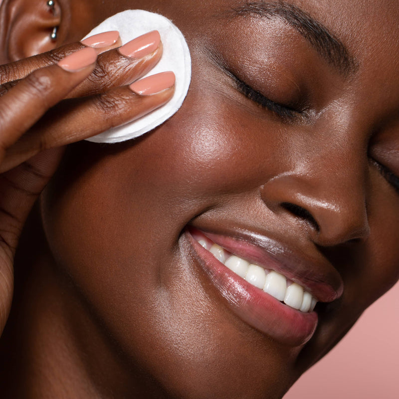Six Gldn Botanical Toner is a stellar,  triple-action toner leaves skin soothed, balanced and hydrated with our exclusive adaptogen and antioxidant-rich Phyto-Active Detoxifying Complex™. Leaves skin looking smoother and pores visibly tighter with daily use. Antioxidants help protect against UV, pollution, and blue light.
